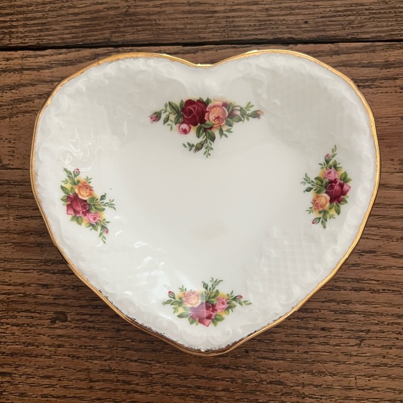 Royal Albert Old Country Rose heart tray - Picture 2 of 3